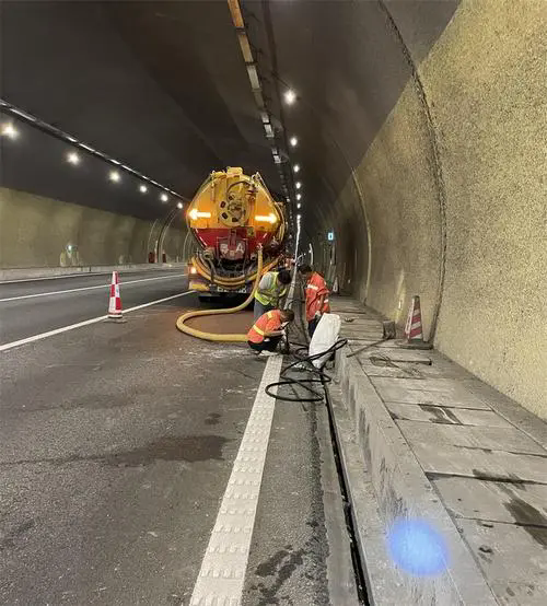 二七隧道排水渠清淤